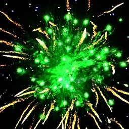 Фейерверк Сто карат на 100 залпов 1 дюйм(а) Фейерверк Сто карат на 100 залпов 1 дюйм(а)