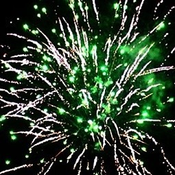 Фейерверк Сто карат на 100 залпов 1 дюйм(а) Фейерверк Сто карат на 100 залпов 1 дюйм(а)