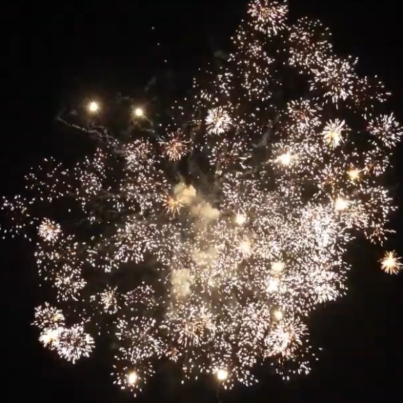 Фейерверк SOS Самый офигенный салют на 150 залпов 1.25 дюйм(а)