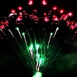 Фейерверк Алые Паруса на 150 залпов 1.25 дюйм(а) Фейерверк Алые Паруса на 150 залпов 1.25 дюйм(а)