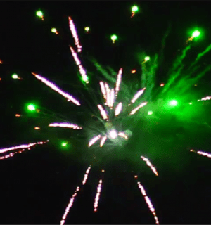 Фейерверк Ни у-ху себе на 36 залпов 1.5 дюйм(а) Фейерверк Ни у-ху себе на 36 залпов 1.5 дюйм(а)