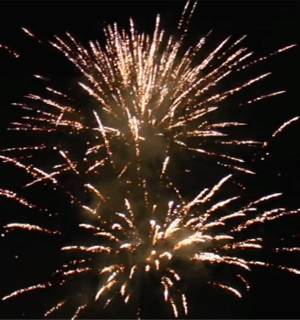 Фейерверк Ни у-ху себе на 36 залпов 1.5 дюйм(а) Фейерверк Ни у-ху себе на 36 залпов 1.5 дюйм(а)