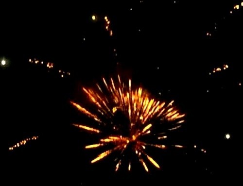 Фейерверк Звездопад на 100 залпов 1 дюйм(а) Фейерверк Звездопад на 100 залпов 1 дюйм(а)